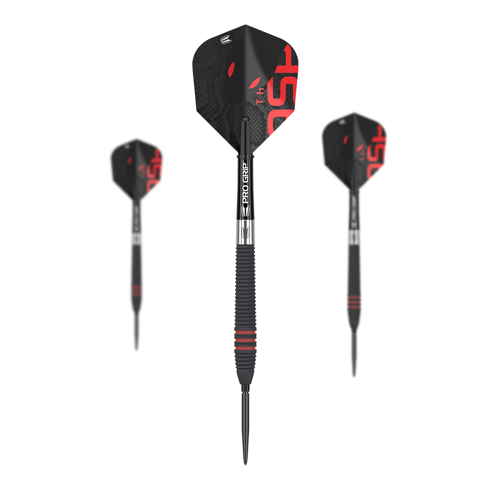 Das Bild zeigt drei schwarze Steeldarts mit roten Akzenten und der Aufschrift "Pro Grip" auf dem Schaft. Die Flights sind ebenfalls schwarz mit roten Details und geometrischem Design.